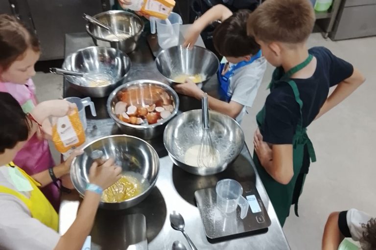 Taller de cocina internacional en Madrid grupo alfoli mexico, francia, estados unidos, peru, italia Tacos de carne, ramen, espaguetis al limón y sushi variado en diferentes platos.