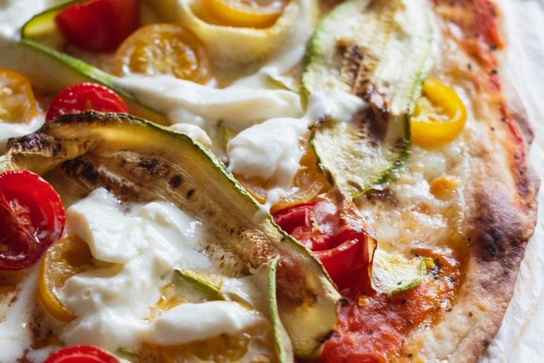 Niños en una cocina, jugando y cocinando mientras se cubren de harina.